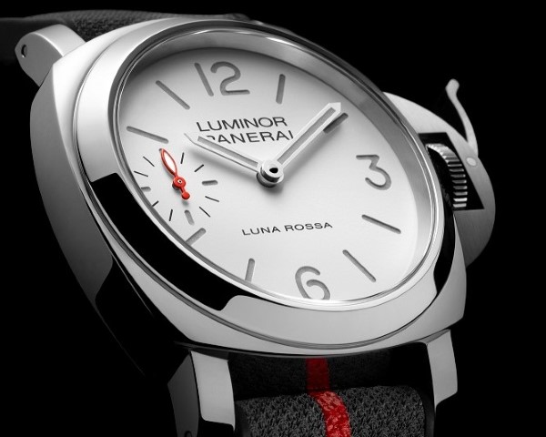 PANERAI  白、灰、红三色　庆祝船赛启航